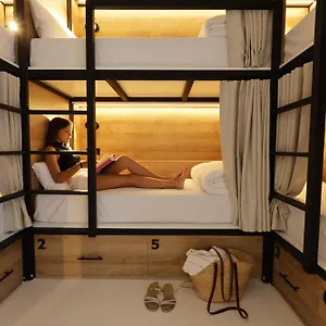 Black And White Hostal
